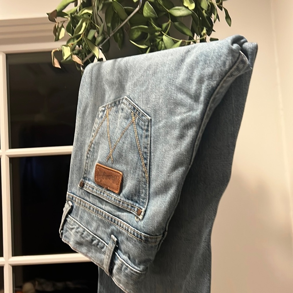 Wrangler jeans, 32 x 30 light blue relaxed, boot, cut wrangler retro